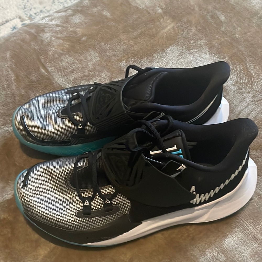 Mens sneakers Kyrie 3 low moon